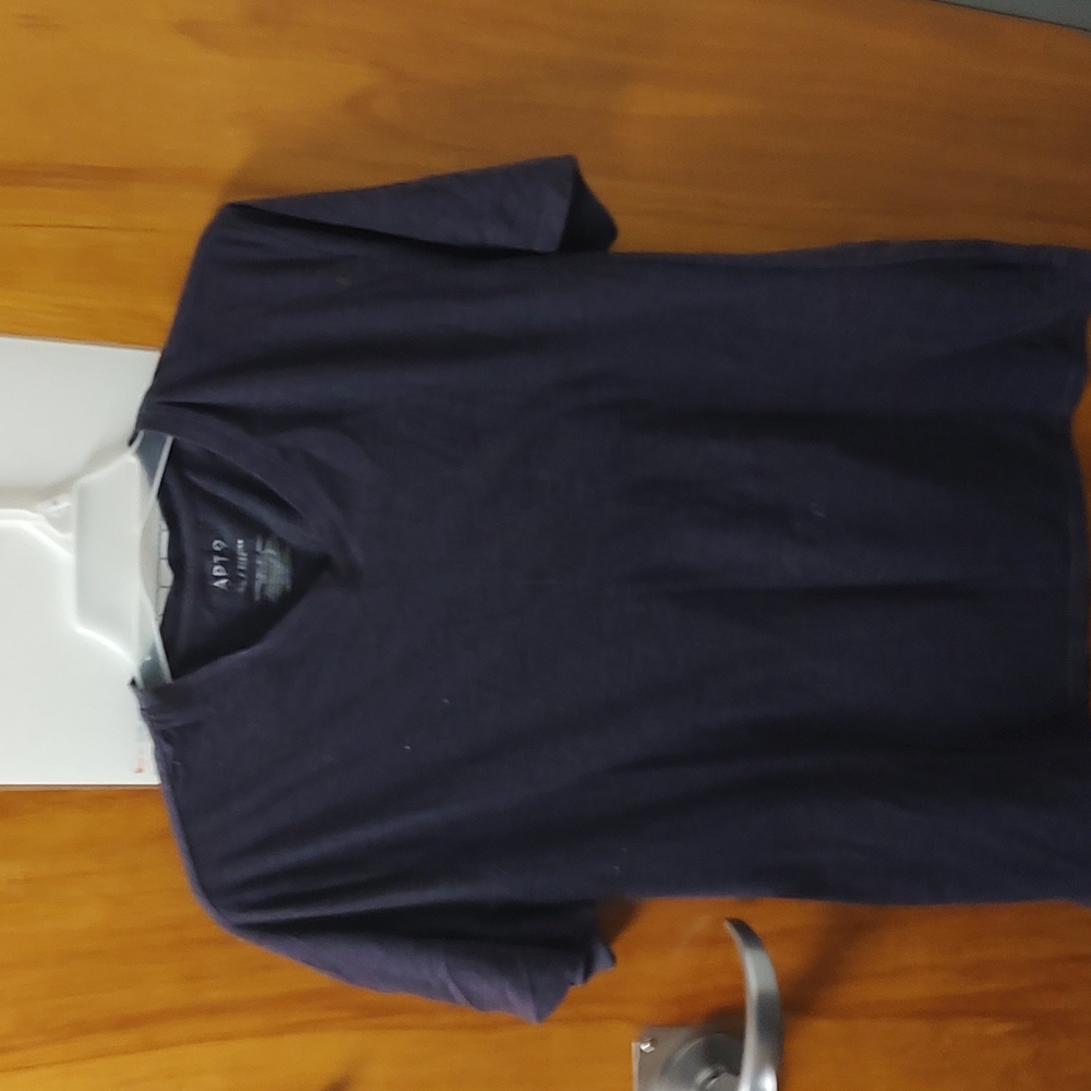 APT. 9 XL v neck